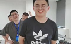 什么鸡没有毛猜一动物(猜猜这个动物是什么？毛都被它疯狂剃了)