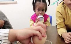 鸡蛋为什么先沉后浮(揭秘鸡蛋为何会出现先沉后浮的奥秘：科学解析)