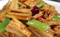 怎么炒腐竹(独家炒腐竹的小技巧，教你做一份好吃又健康的腐竹美食)