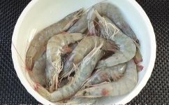 冰冻虾怎么去除虾线(冰鲜虾如何去虾线？简易方法大揭秘)
