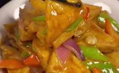 红烧三角豆腐的做法(详细图解红烧三角豆腐怎么做？美味又下饭的家常菜)