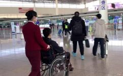 轮椅能上飞机吗(轮椅旅客如何顺利上飞机？轮椅登机注意事项分享)