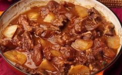 炖牛肉放什么调料(炖牛肉的最佳调料推荐：口感与营养并存)