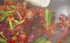 猪血丸子炒腊肉的做法(猪血丸子炒腊肉的家常做法，美味易学)