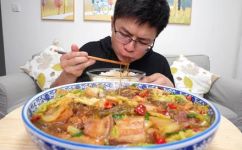 猪肉白菜炖粉条家常做法(家常炖粉条营养美味，猪肉白菜搭配，轻松下厨做好赚味美食)