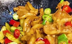 鸭脚怎么炒好吃(炒鸭脚的做法，轻松烹饪让你品尝美味)