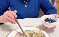 清蒸米鱼的做法(简单易学：清蒸米鱼的制作步骤与技巧)