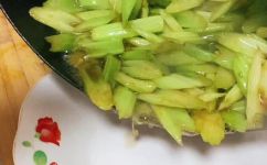 清炒芹菜的家常做法(清炒芹菜的家常做法如何快速简单地做出美味又健康的清炒芹菜)