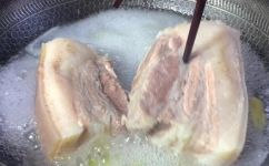 多久能煮熟猪肉(猪肉煮熟需要多长时间？)