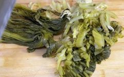 酸菜怎么炒简单又好吃(教你一个简单又好吃的酸菜炒法)
