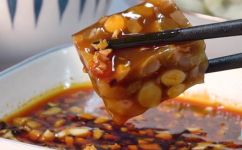 肉皮冻怎么做好吃又简单的做法(肉皮冻的做法简单又美味，教你一步步做好吃的肉皮冻)