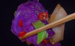 紫色包菜怎么炒着好吃(紫色包菜的妙招，让你的炒菜鲜香可口)