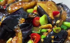 素炒茄子怎么做(教你简单又美味的素炒茄子做法，让你的家常餐桌更加丰盈)
