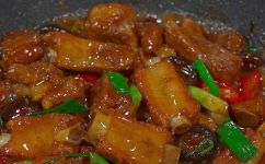 焖排骨的做法(学习焖排骨的简单方法：美味可口的家庭菜谱分享)