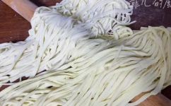 怎么做手工面(如何制作美味手工面详细步骤和技巧分享)