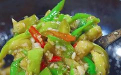 家常素炒茄子青椒的做法(简单易学：家常素炒茄子青椒的美味做法分享)