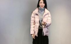 粉色羽绒服配什么裤子好看(如何搭配粉色羽绒服？教你打造时髦穿搭)