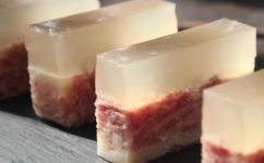 肴肉是什么肉做成的(肴肉，是用哪种肉制作的？)