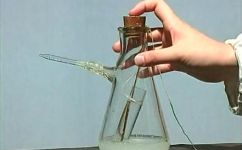 泡沫灭火器的原理是什么(实用指南泡沫灭火器的原理及使用方法详解)
