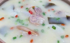 炖猪脚汤的做法(炖猪脚汤的制作教程：让您在家也能享受美味)