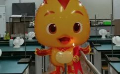 气球里面是氢气还是氦气(气球充气是用氢气还是氦气？如何选择取决于场合和安全性)