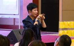 有关阔腿牛仔裤穿搭介绍(时尚达人分享如何穿出美丽身姿)