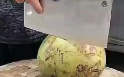 椰子皮怎么快速去掉(实用技巧轻松快速去掉椰子皮，让您的椰子吃起来更加方便)