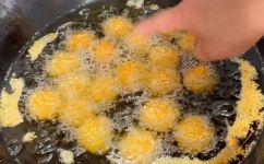 荠菜丸子怎么做好吃(荠菜丸子制作教程，让您做出美味可口的荠菜丸子)