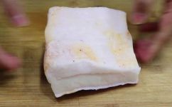 猪肥肉怎么做好吃(猪肥肉料理如何做出美味口感？)