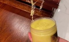 红木家具打蜡用什么蜡(红木家具保养：如何选择适合的打蜡蜡剂？)