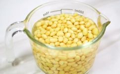 黄豆泡多久(黄豆泡水需要多长时间？如何泡出最佳黄豆的技巧)