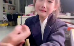 女儿听说爸爸去世妈妈忍泪安慰(感情女儿目睹父亲去世，妈妈含泪慰藉安慰的故事)