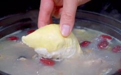 榴莲煲鸡孕妇可以吃吗(孕妇可否食用榴莲煲鸡？营养专家为您解答)